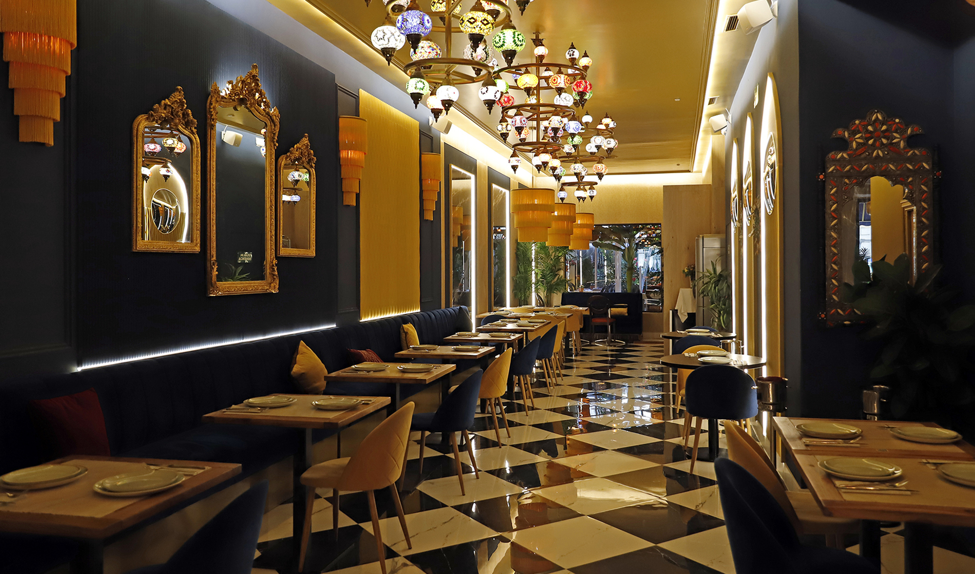 Fachada de DOLI Indian Cuisine con toldos azules y dorados característicos