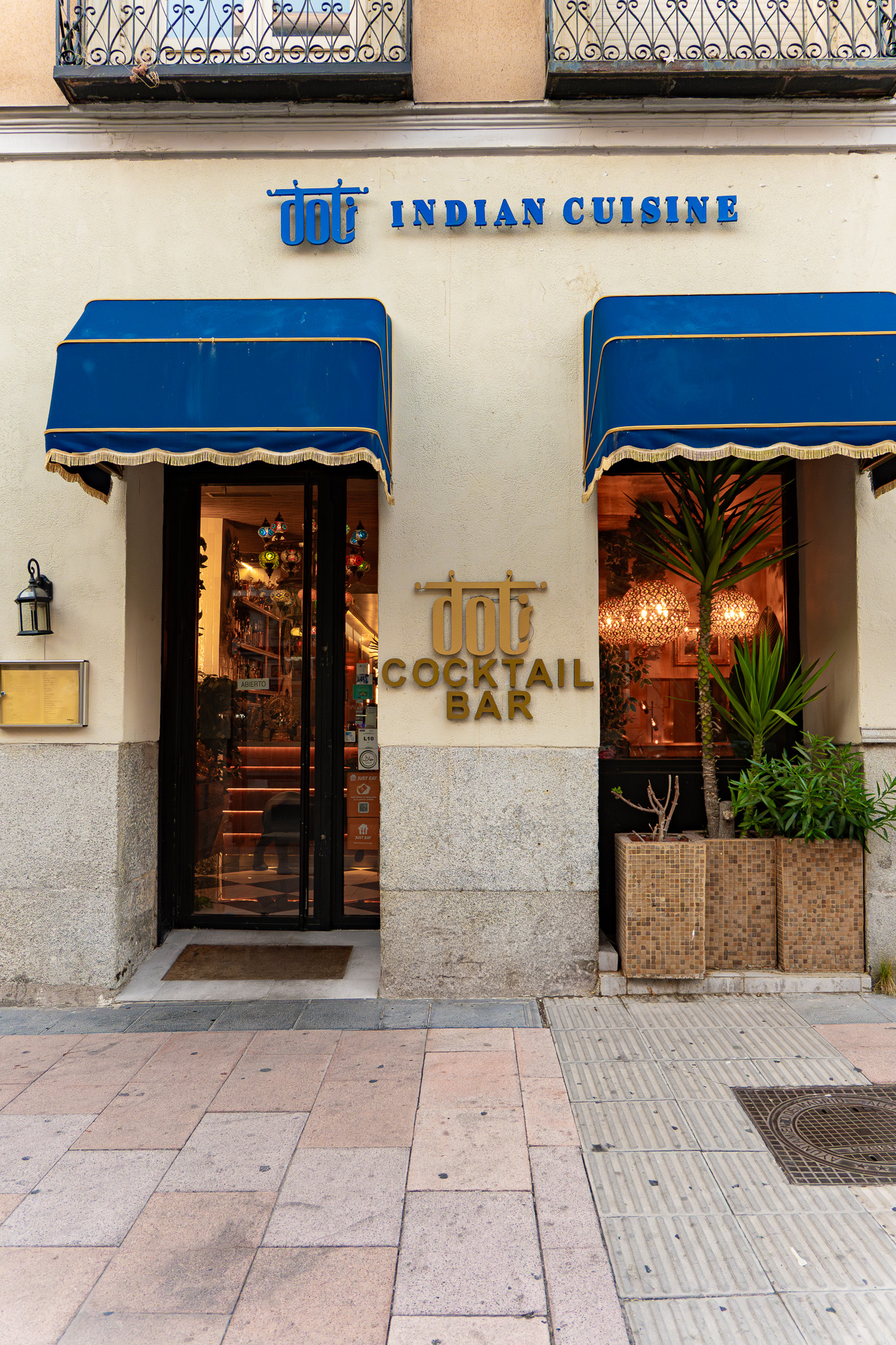 Interior elegante del restaurante DOLI en Madrid — lámparas artesanales y espejos dorados