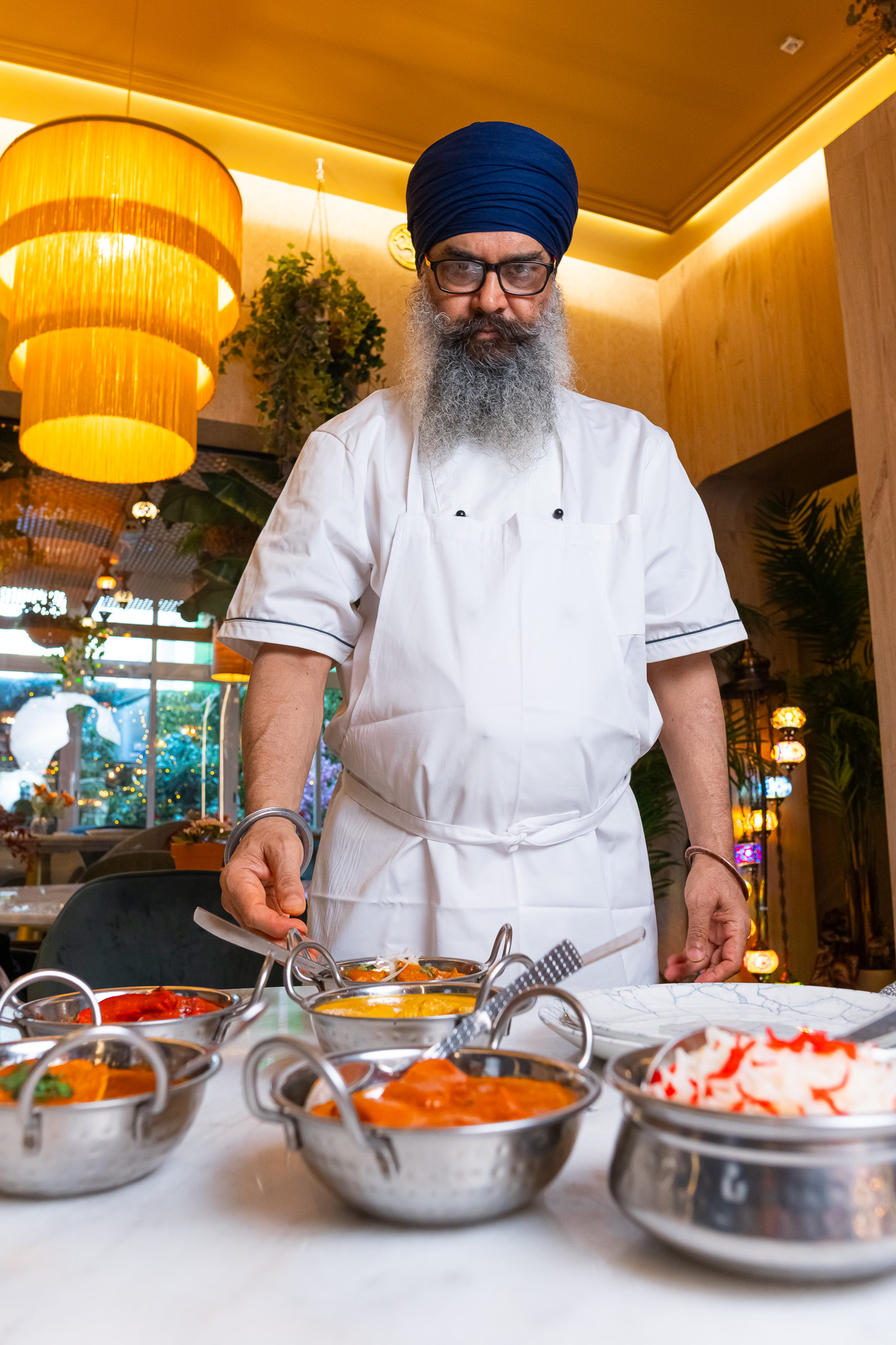 Plato de curry norteindio servido en DOLI